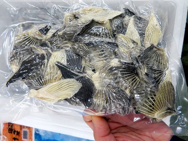 180円 当社の ふぐひれ酒用 ふぐひれ尾ひれ10g 小さいけれどスゴイふぐひれ ひれ酒であったまろう ミニサイズなので一人飲みに最適です 180円 当社の ふぐひれ酒用 ふぐひれ尾ひれ10g 小さいけれどスゴイふぐひれ ひれ酒であったまろう ミニサイズなので一人飲みに最適です